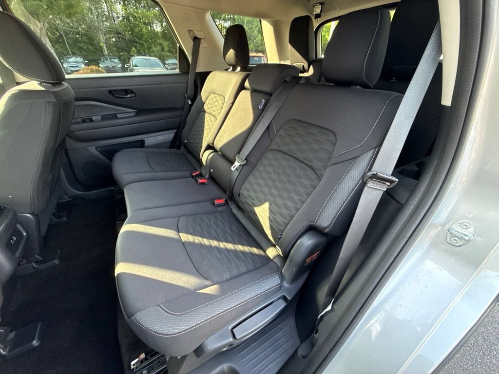Used 2025 Nissan Pathfinder SV FWD image 32