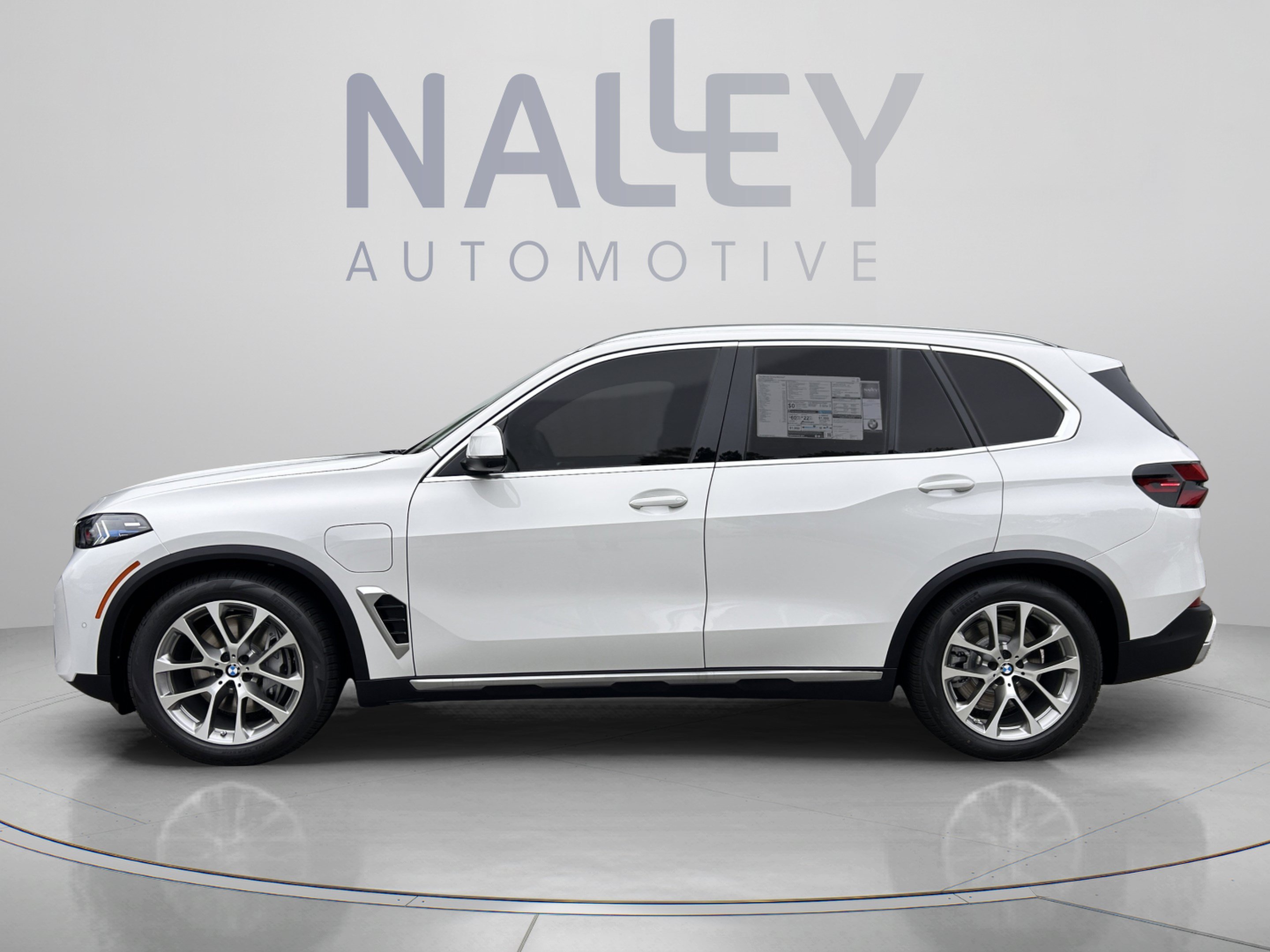 Used 2026 BMW X5 xDrive50e w/ Premium Package AWD/4WD image 2