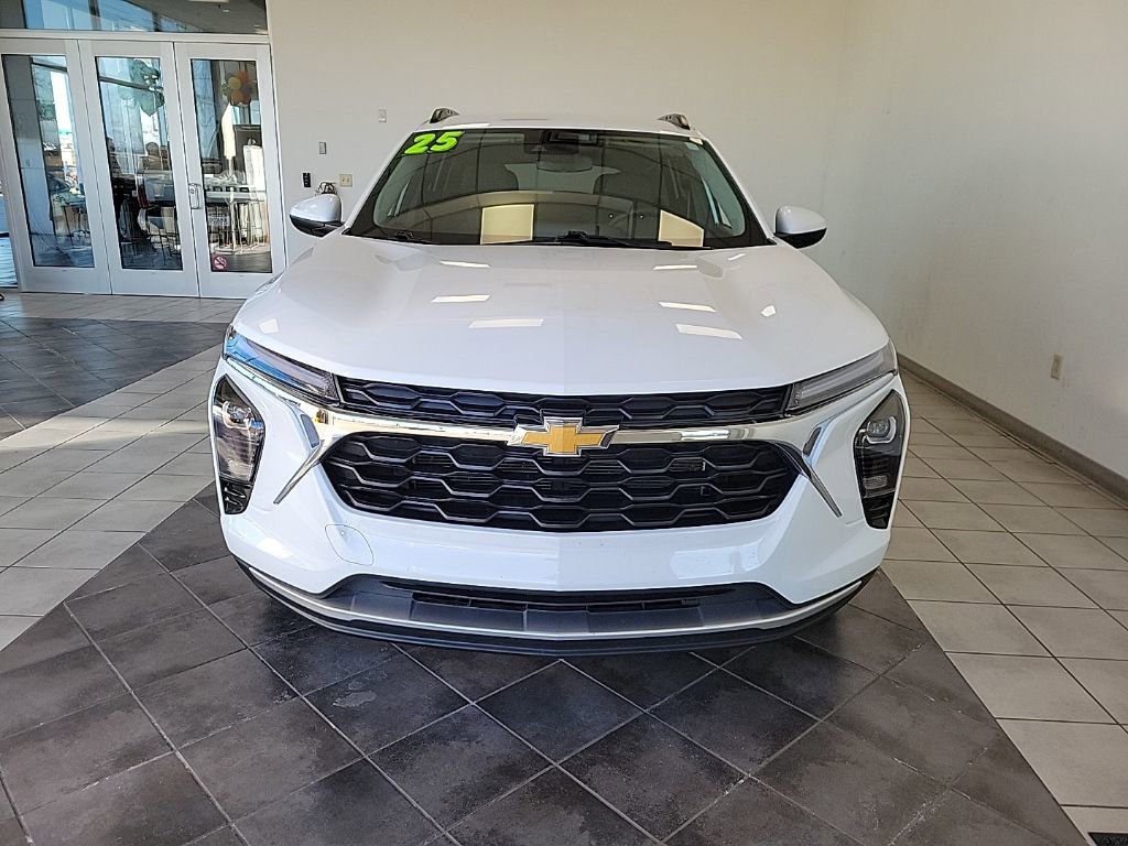 Used 2025 Chevrolet Trax LT w/ LT Convenience Package image 3