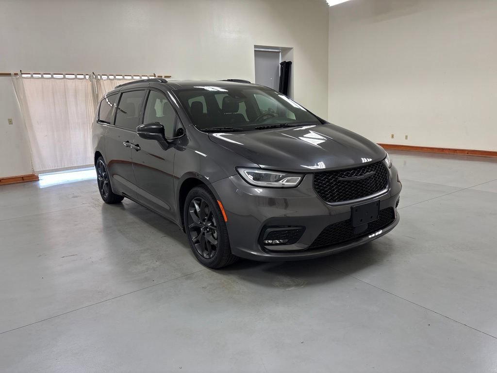 Used 2021 Chrysler Pacifica Touring w/ S Appearance Package FWD image 2