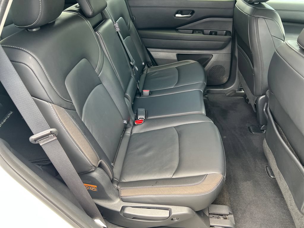 Used 2024 Nissan Pathfinder SL FWD image 16