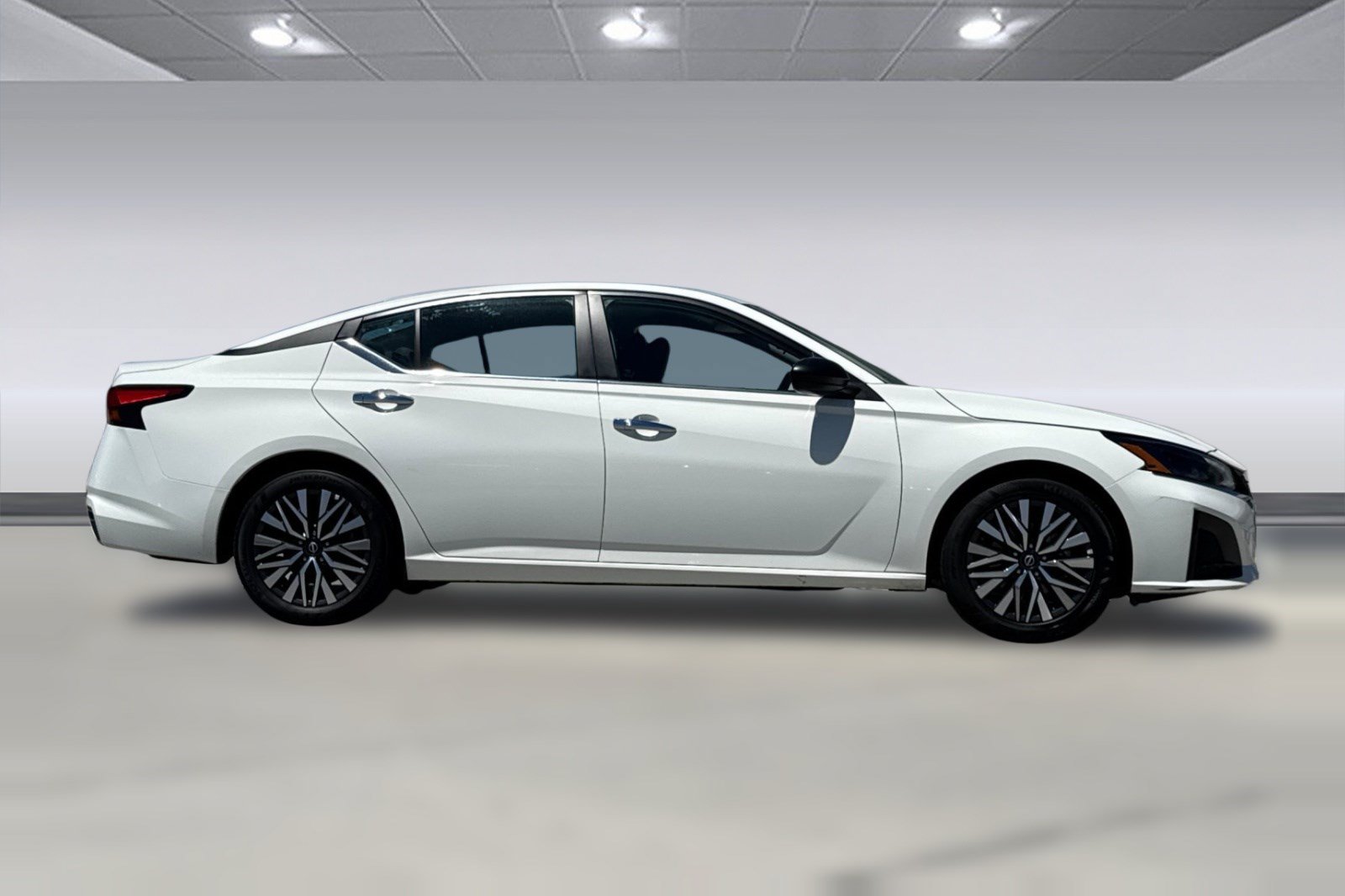 Used 2025 Nissan Altima 2.5 SV FWD image 8