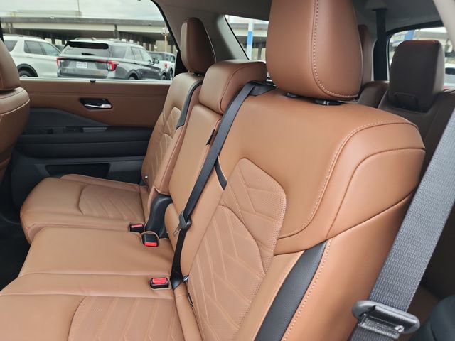 Used 2024 Nissan Pathfinder Platinum w/ Cargo Package image 30