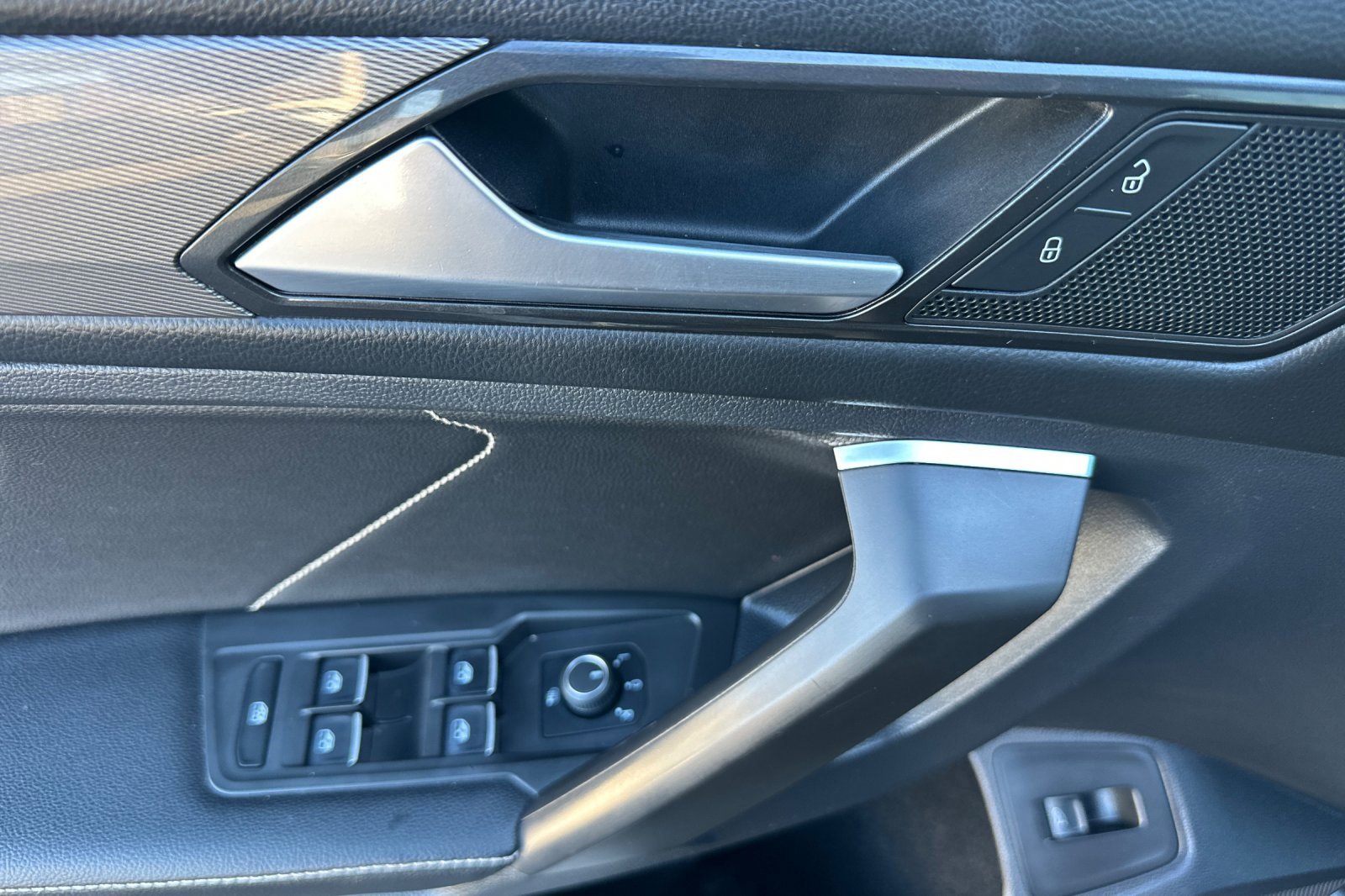 Certified 2022 Volkswagen Tiguan SE image 12