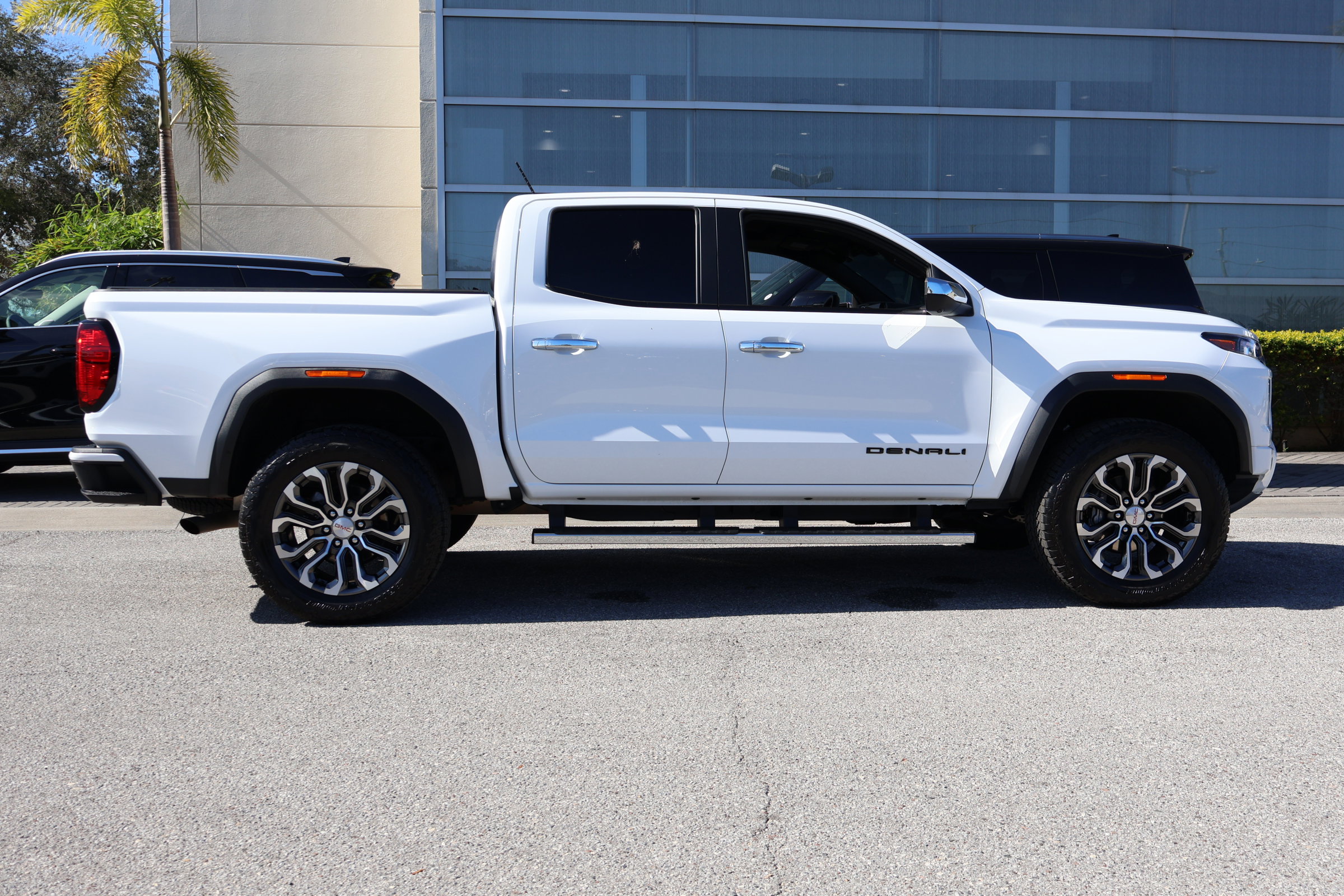 Used 2025 GMC Canyon Denali image 11