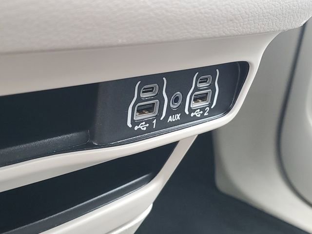 Used 2024 Chrysler Pacifica Touring-L image 21
