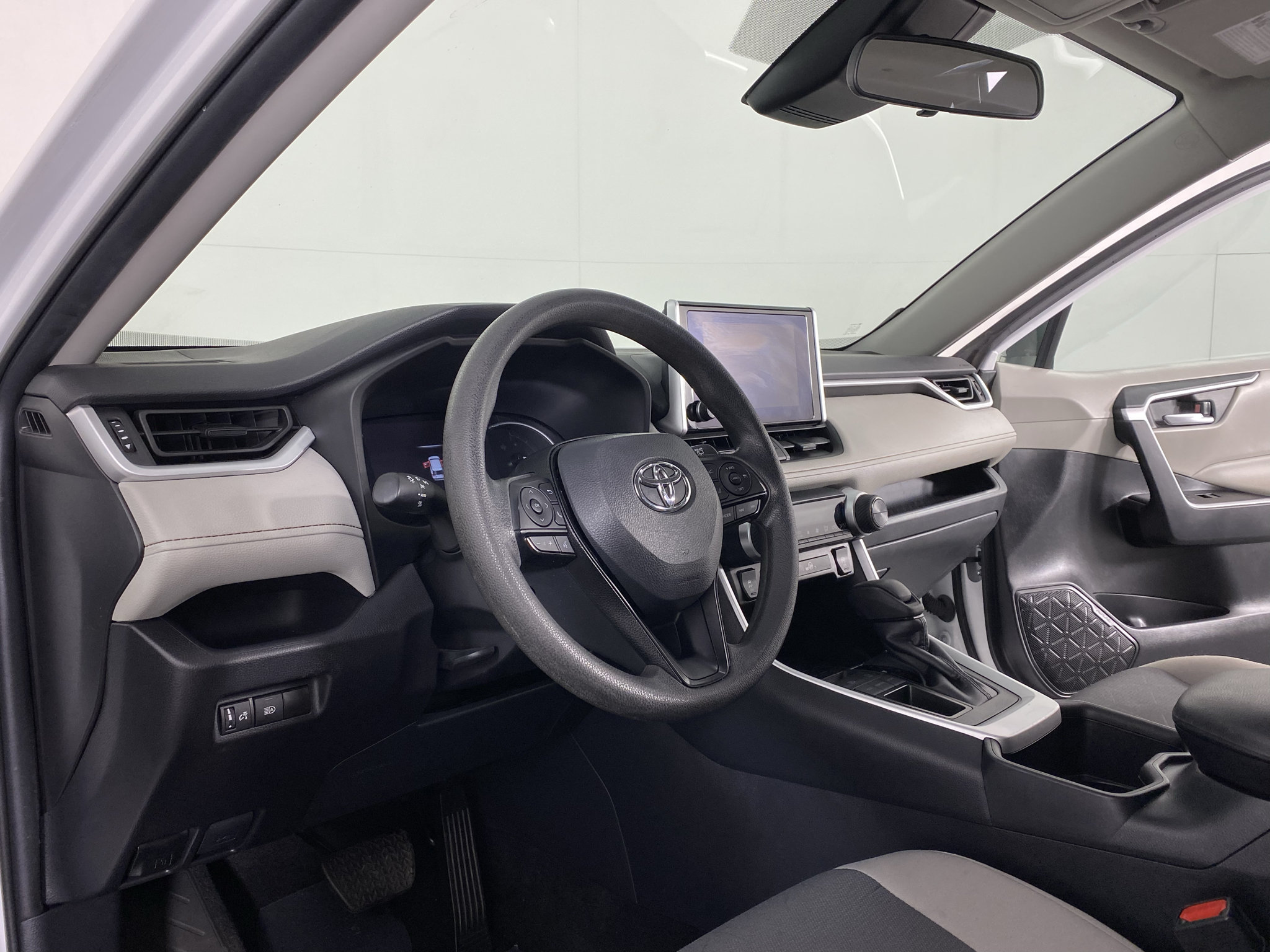 Used 2025 Toyota RAV4 XLE FWD image 2