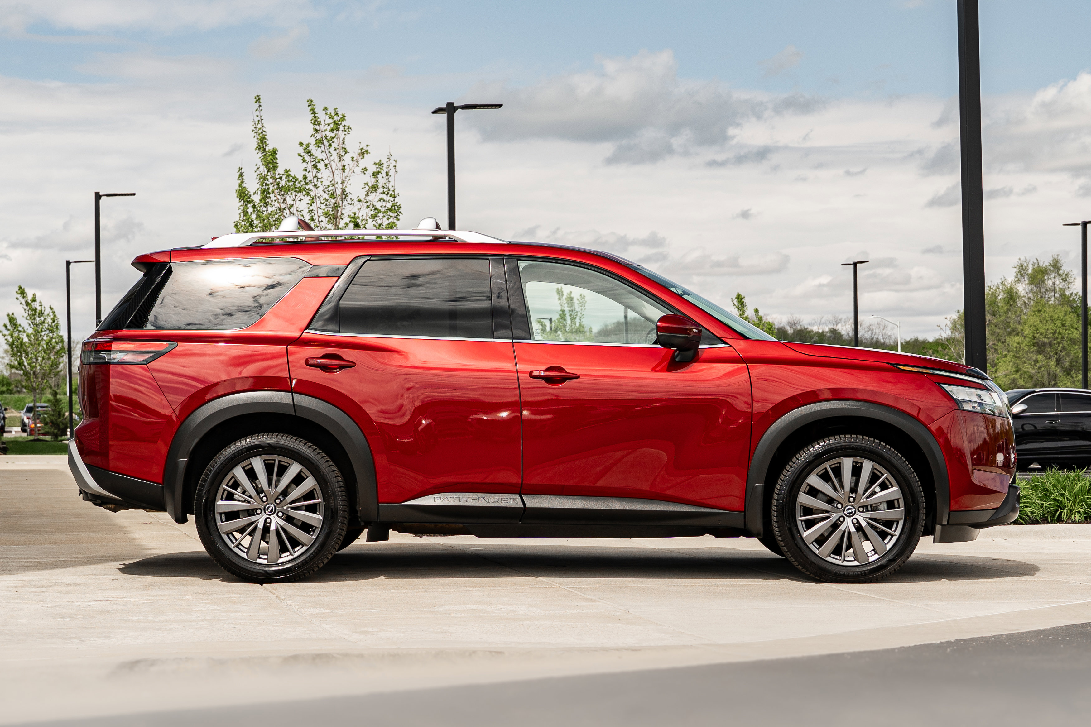 Used 2022 Nissan Pathfinder SL w/ SL Premium Package AWD/4WD image 3