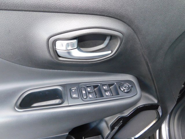 Used 2018 Jeep Renegade Altitude image 16