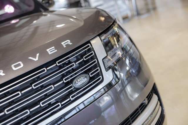 Used 2023 Land Rover Range Rover Long Wheelbase Autobiography image 10