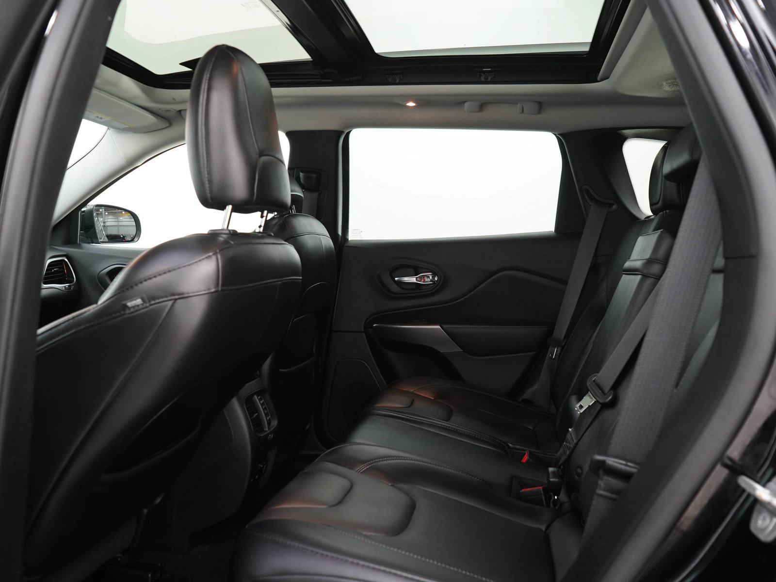 Used 2019 Jeep Cherokee Limited AWD/4WD image 15
