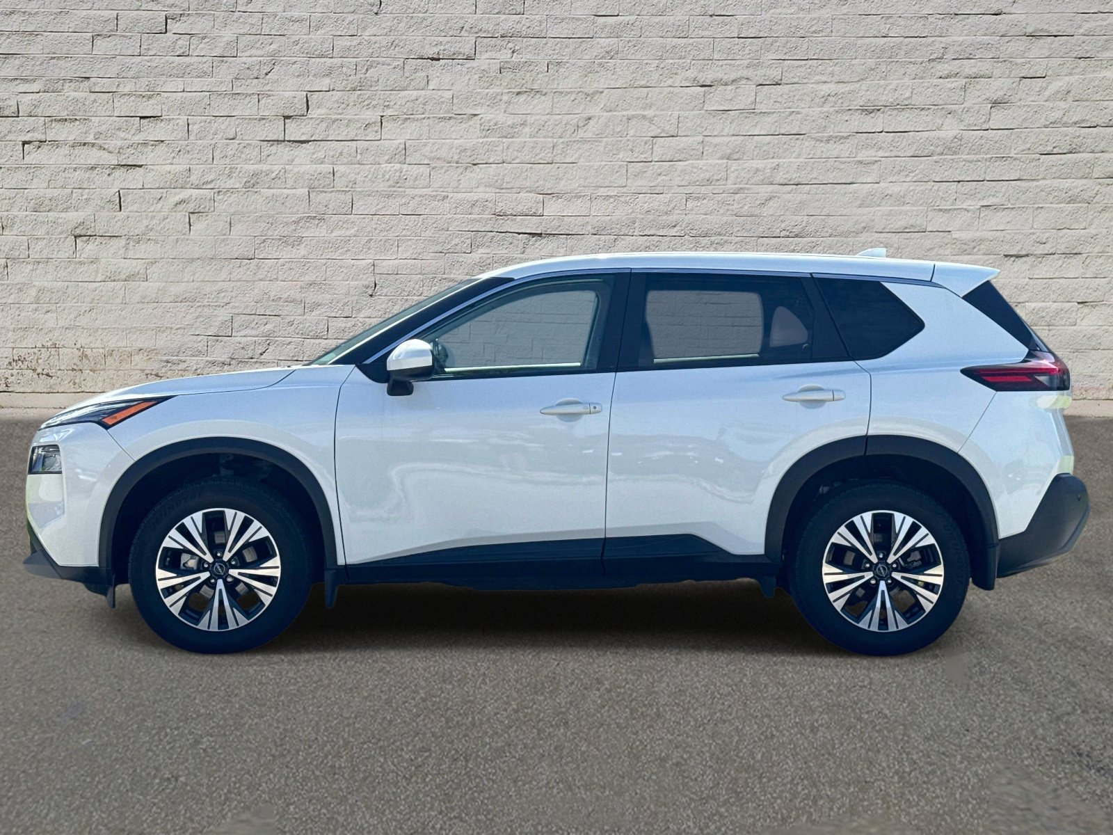 Used 2023 Nissan Rogue SV FWD image 2