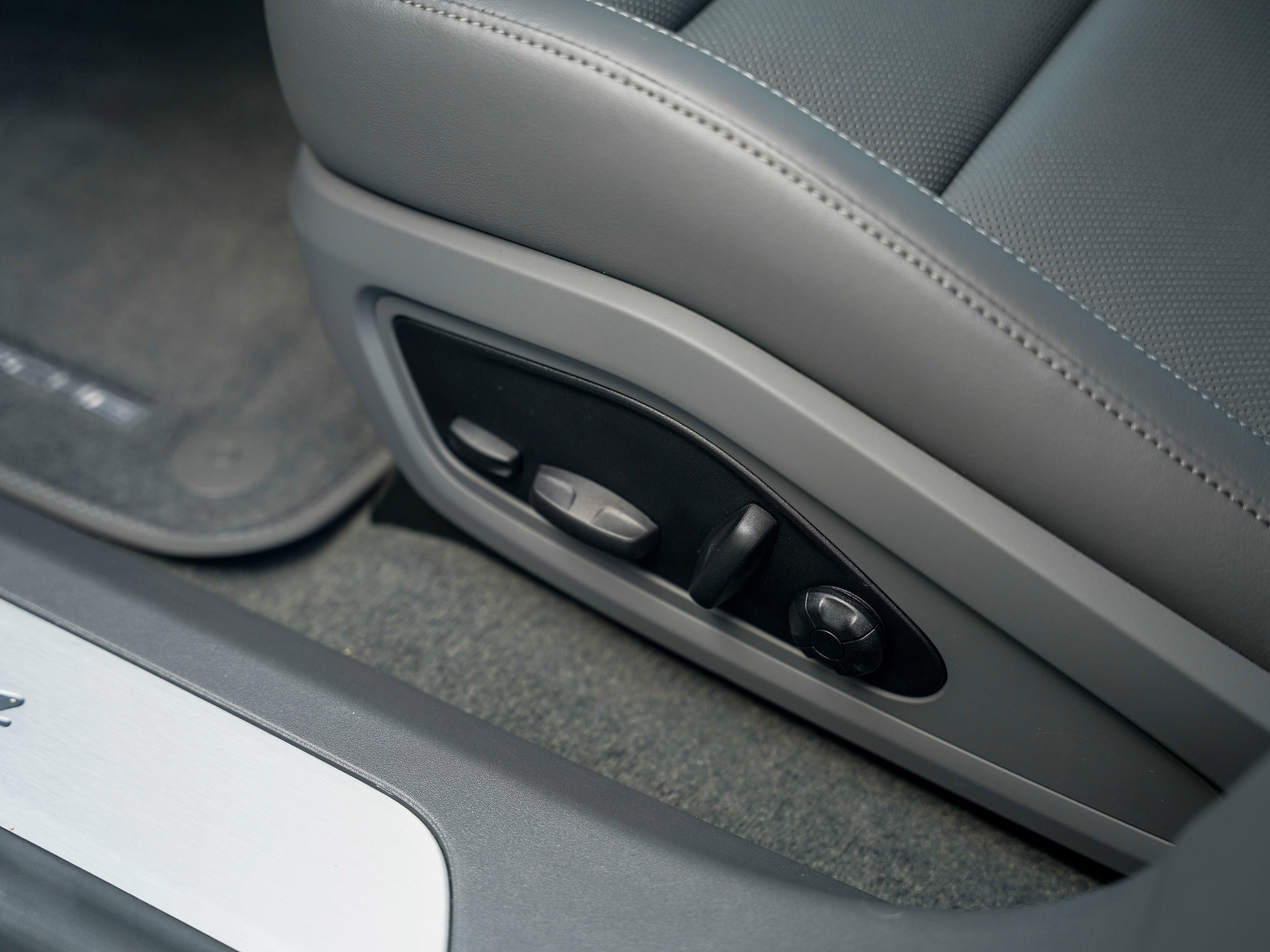 New 2025 Porsche Taycan image 17