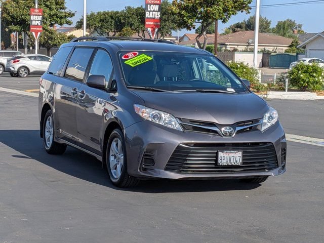 Used 2020 Toyota Sienna LE w/ Carpet Mat Package FWD image 3