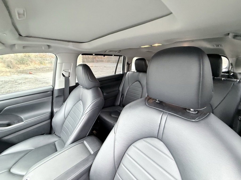 Used 2024 Toyota Highlander XLE image 25