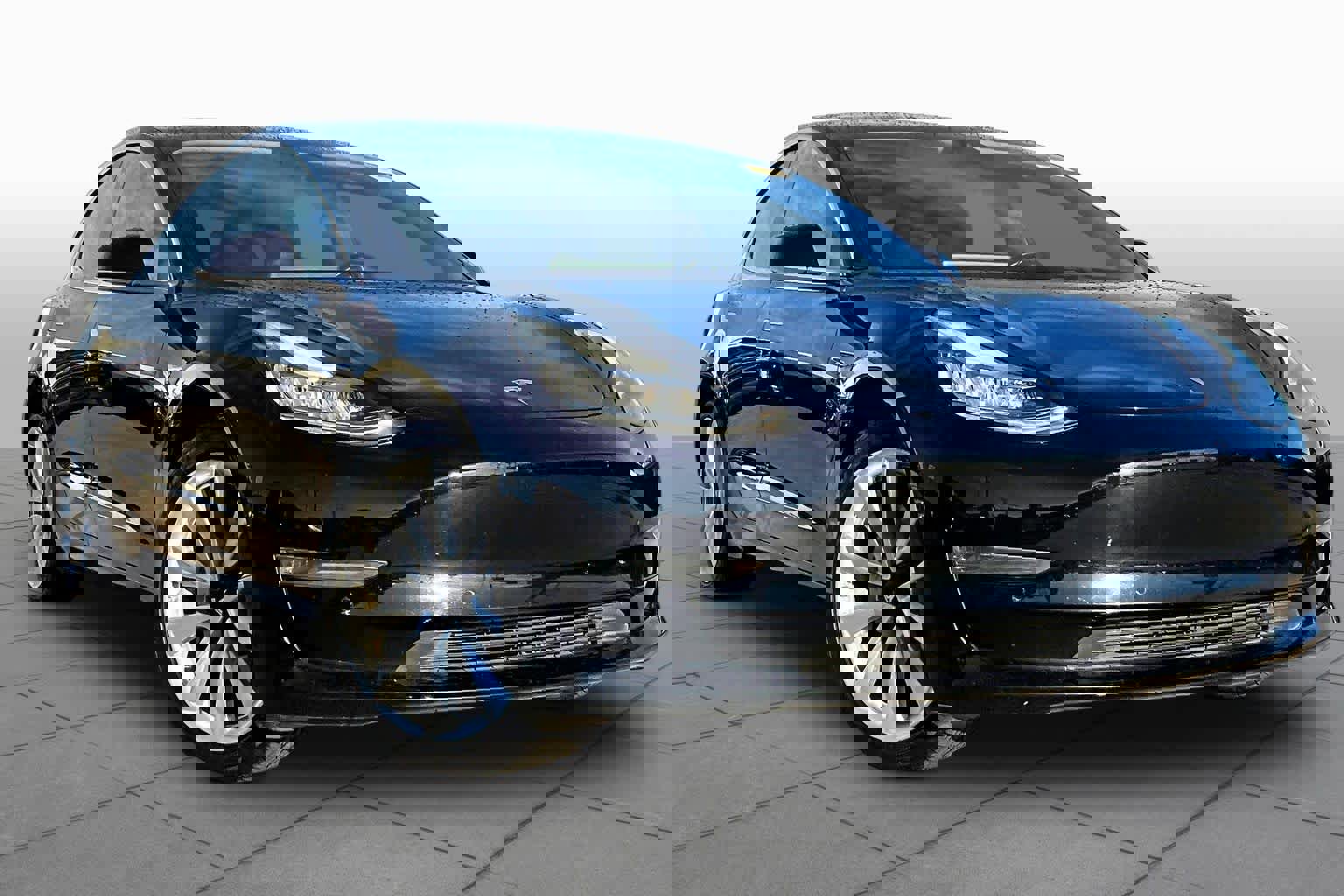 Used 2018 Tesla Model 3 Mid Range image 2