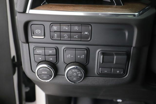 Used 2025 Chevrolet Suburban High Country image 23