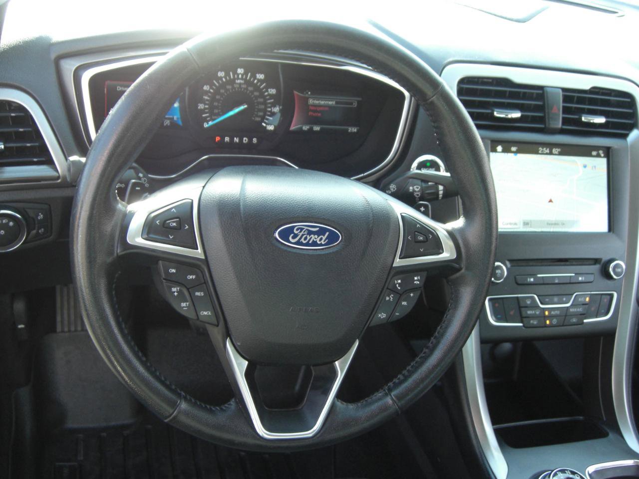 Used 2017 Ford Fusion SE w/ Fusion SE Technology Package FWD image 9