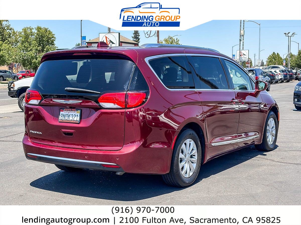 Used 2018 Chrysler Pacifica Touring-L FWD image 4