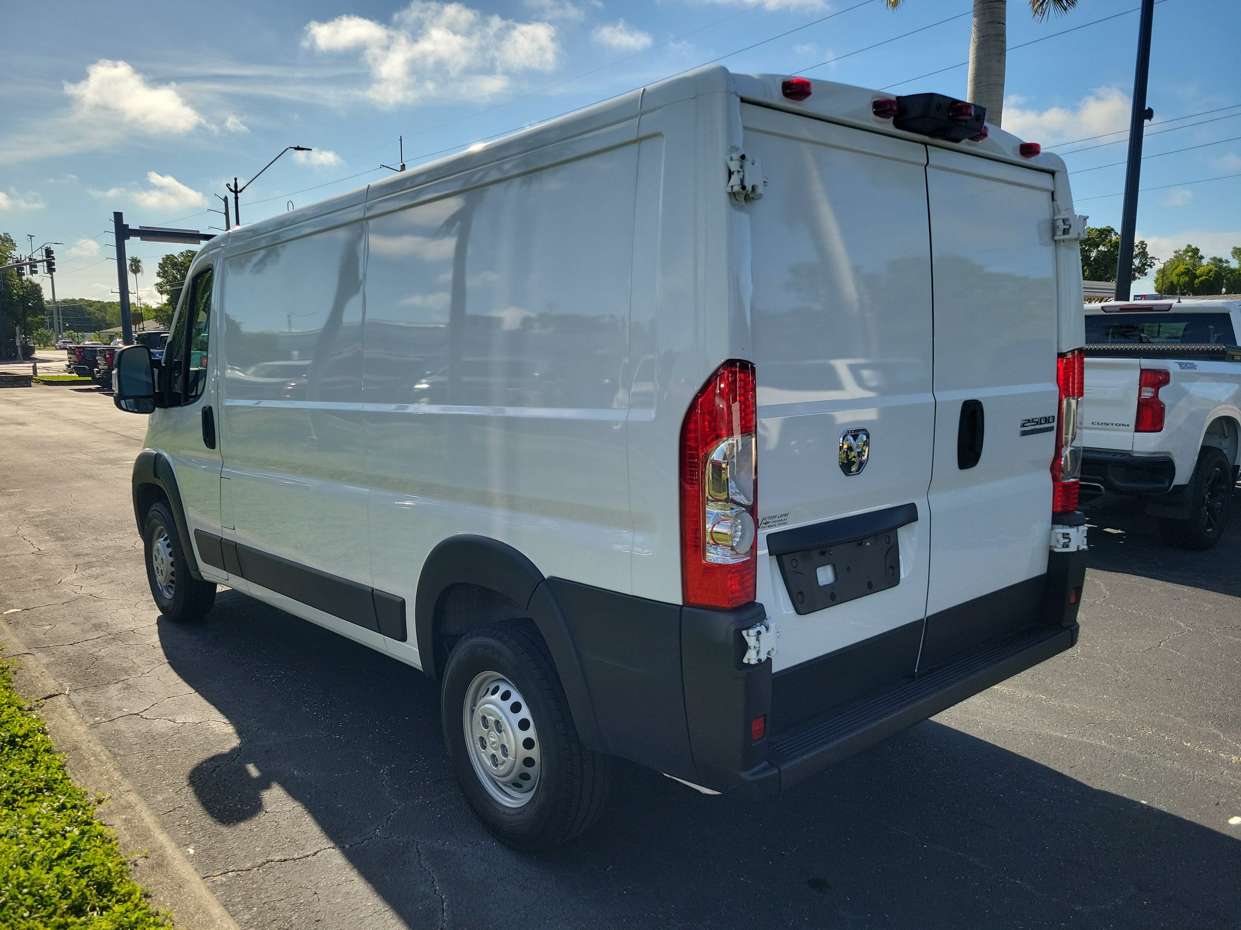 Used 2025 RAM ProMaster 2500 w/ Convenience Group FWD image 3