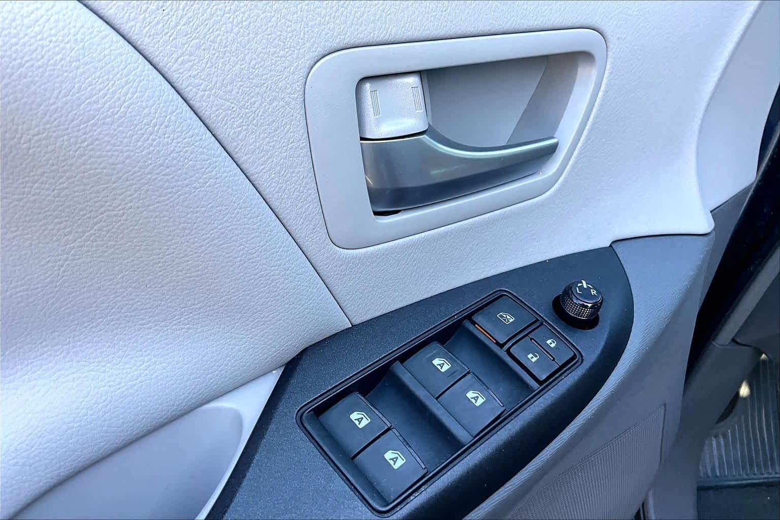 Used 2017 Toyota Sienna LE FWD image 31