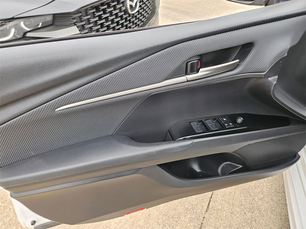 Used 2025 Toyota Camry SE image 14