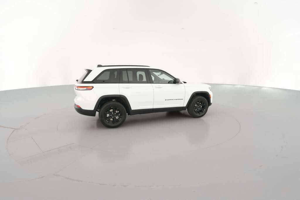 New 2025 Jeep Grand Cherokee Altitude image 13