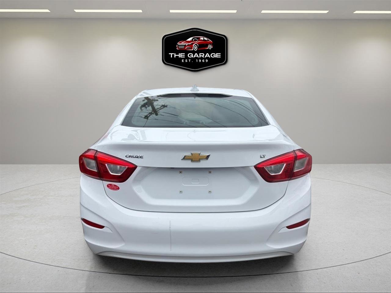 Used 2018 Chevrolet Cruze LT w/ Convenience Package FWD image 4