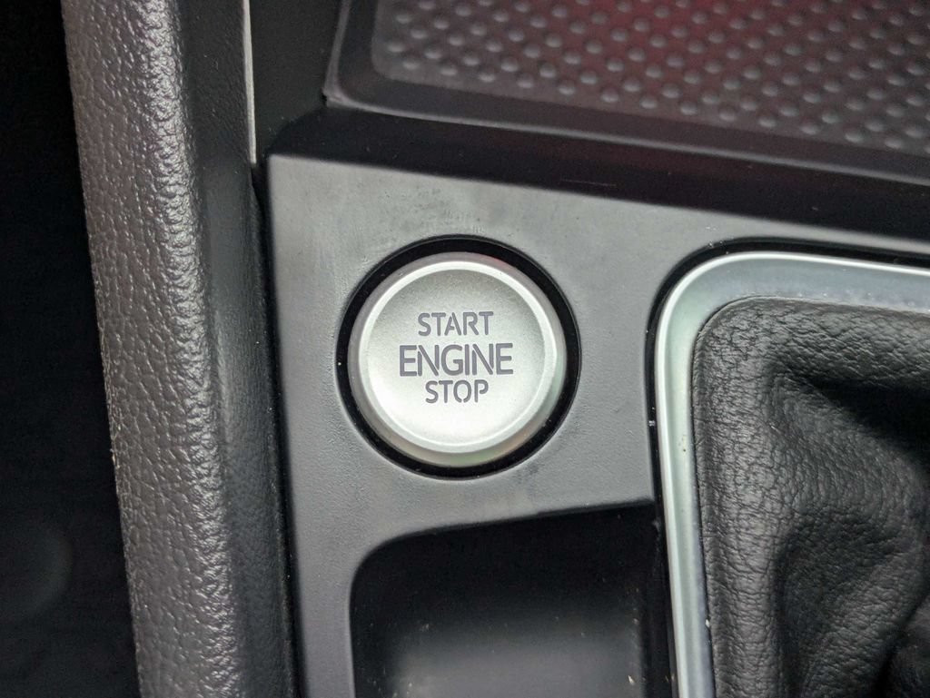 Certified 2025 Volkswagen Jetta SEL FWD image 33