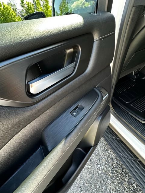 Used 2025 Nissan Armada SL AWD/4WD image 16