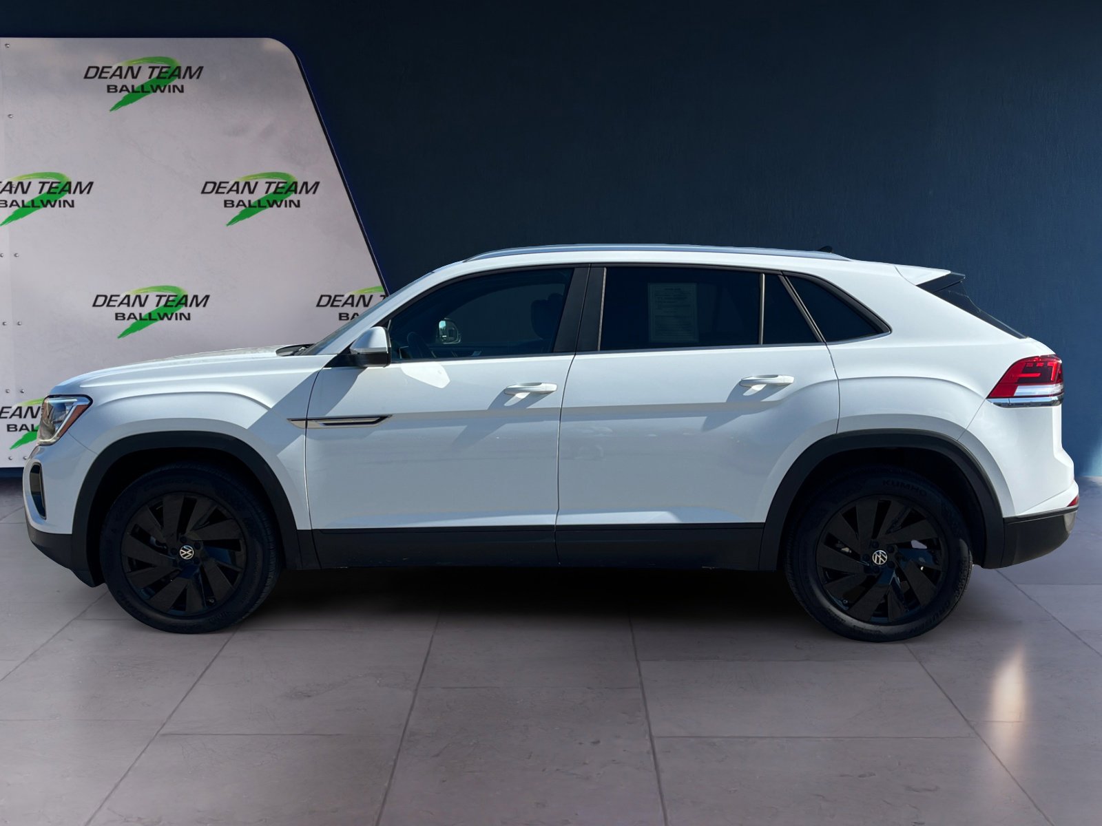 Certified 2024 Volkswagen Atlas Cross Sport SE w/ Panoramic Sunroof Package image 5