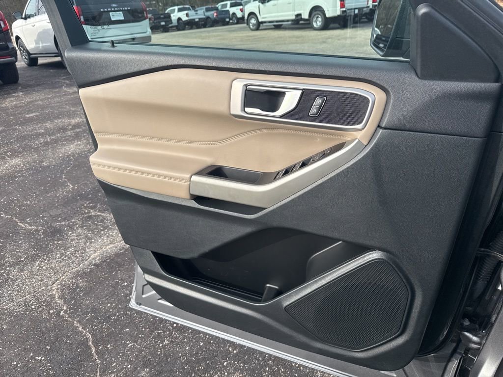 Used 2023 Ford Explorer XLT image 32