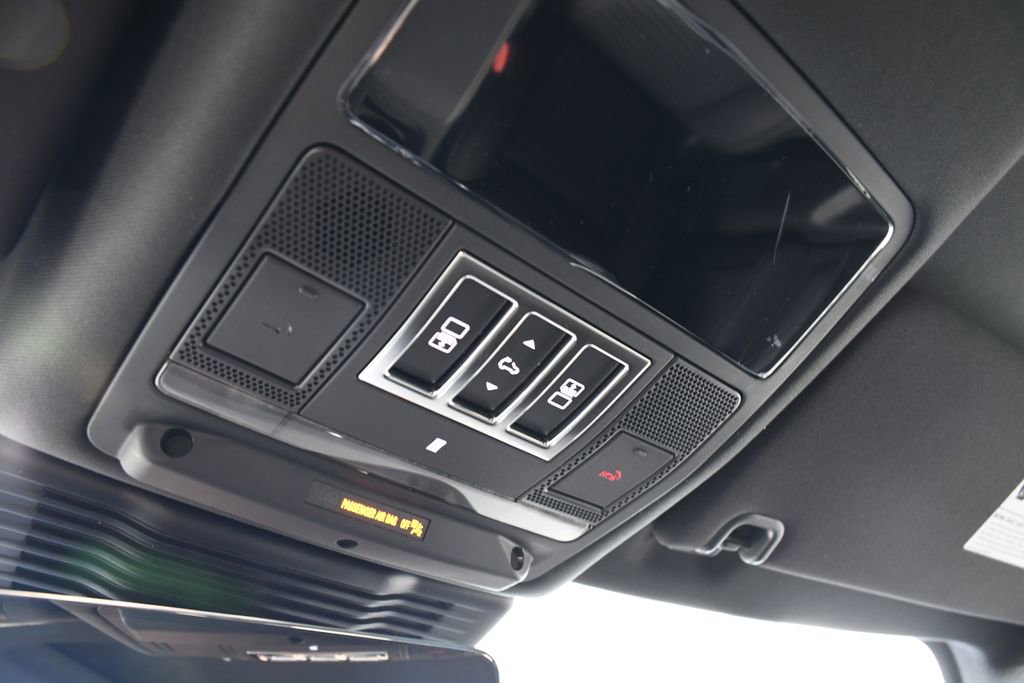 Certified 2025 Land Rover Discovery Dynamic SE image 33