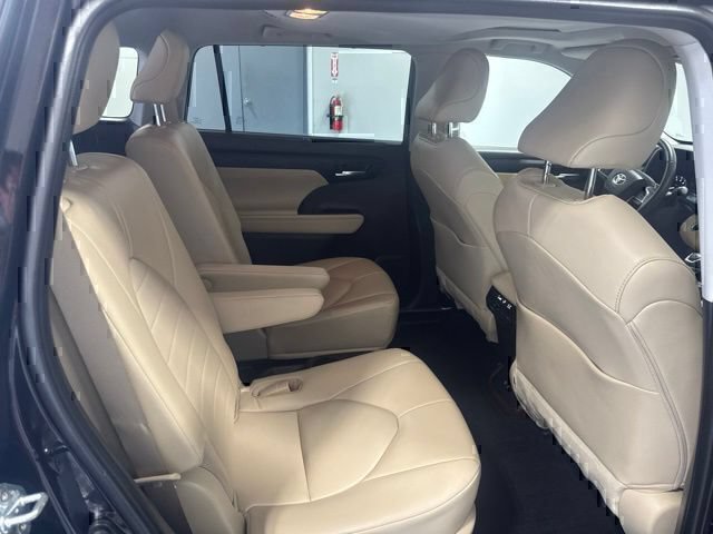 Used 2021 Toyota Highlander XLE AWD/4WD image 25