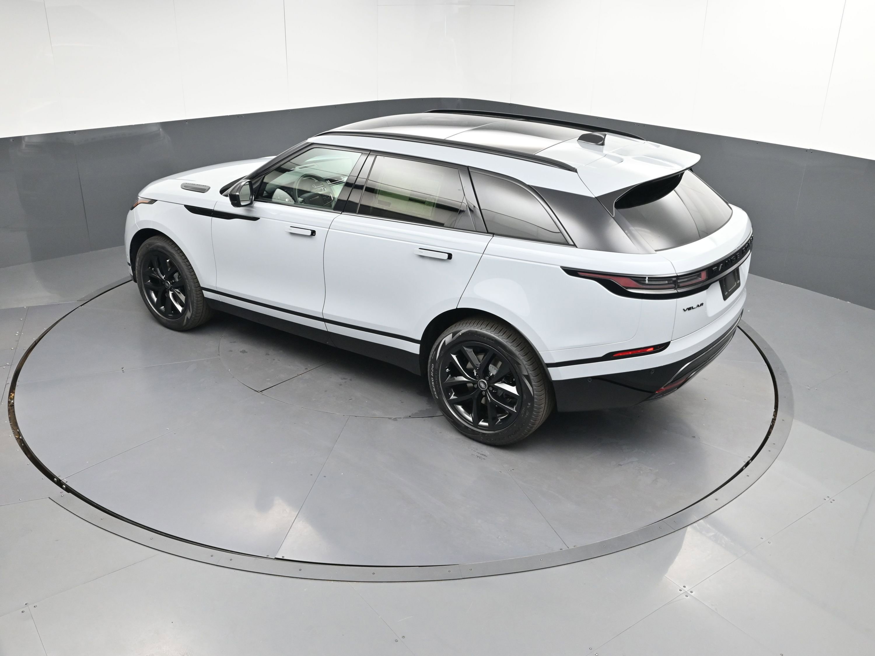 New 2026 Land Rover Range Rover Velar Dynamic SE image 32
