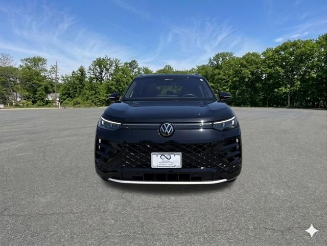 Used 2025 Volkswagen Tiguan SEL R-Line AWD/4WD image 3