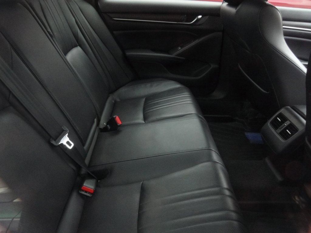 Used 2018 Honda Accord Touring image 10