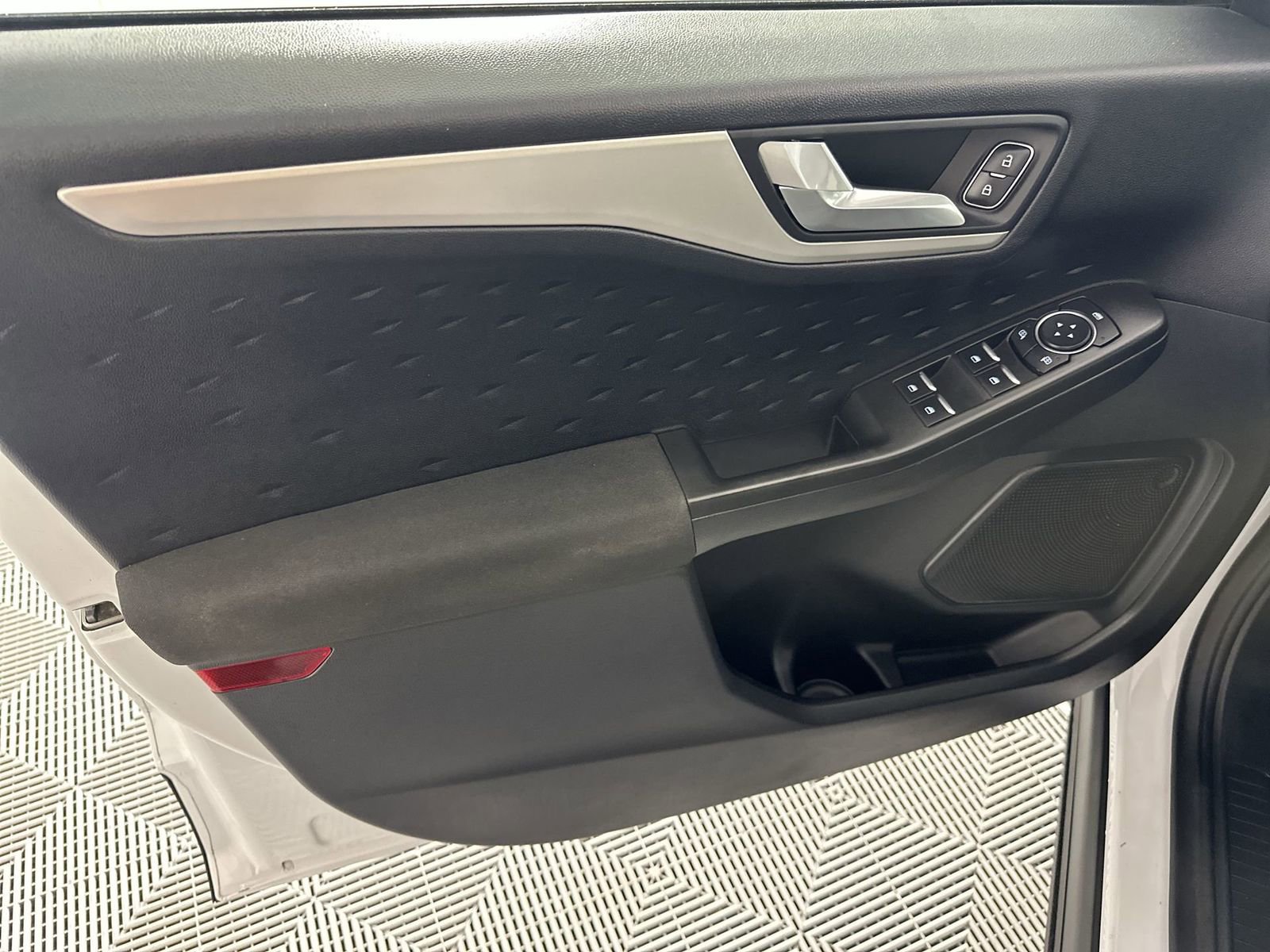 Used 2020 Ford Escape SE image 29