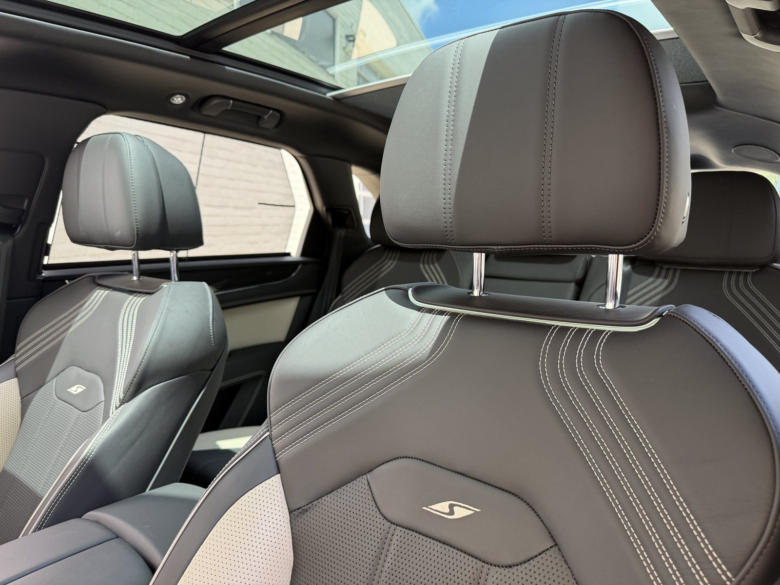 Certified 2023 Bentley Bentayga AWD/4WD image 33