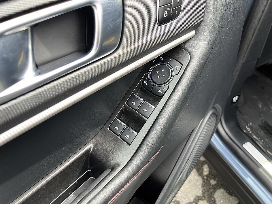 Used 2025 Ford Explorer ST-Line w/ Premium Package image 8