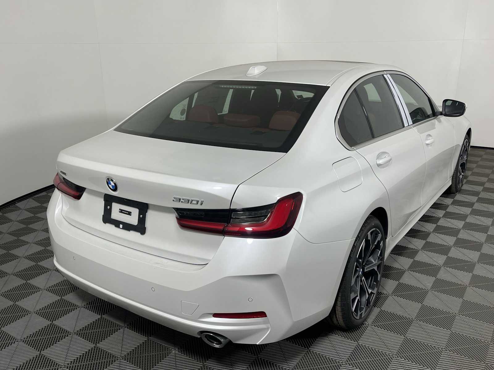 Used 2025 BMW 330i xDrive Sedan w/ Premium Package image 9