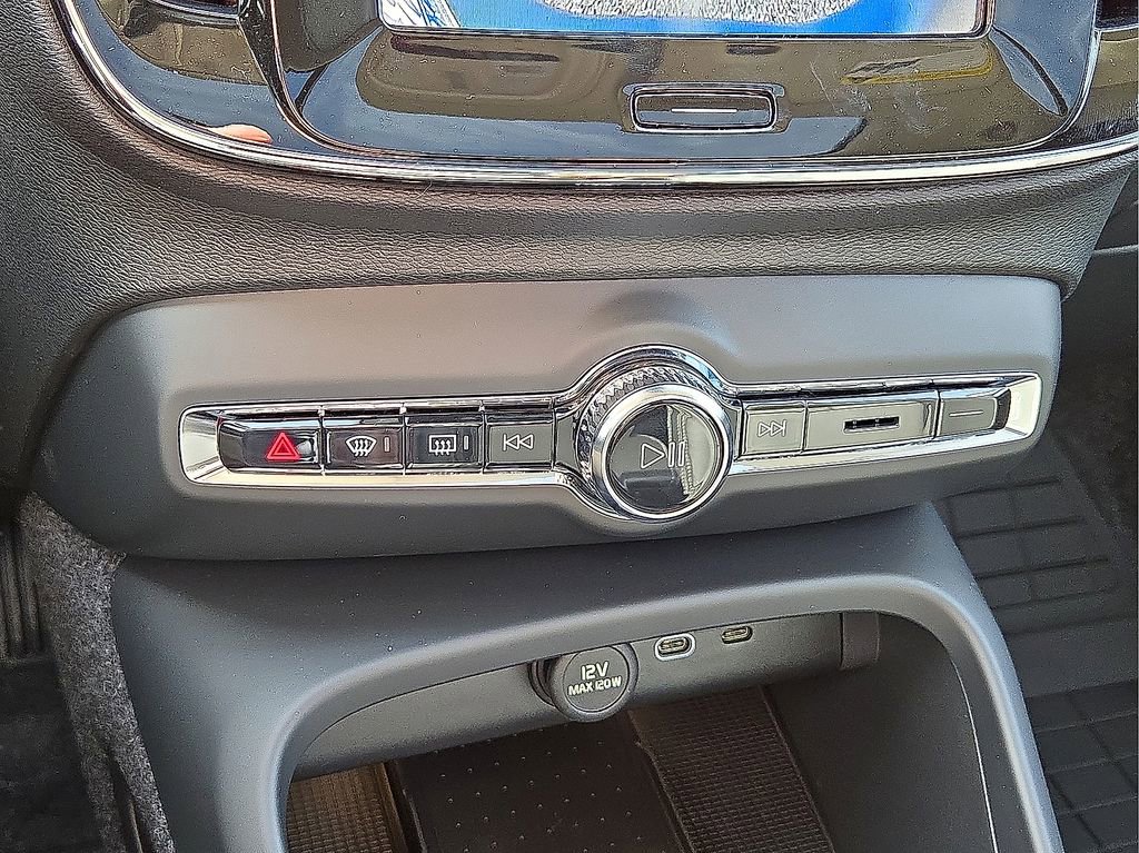 New 2026 Volvo XC40 B4 Plus w/ Protection Package Premier FWD image 28