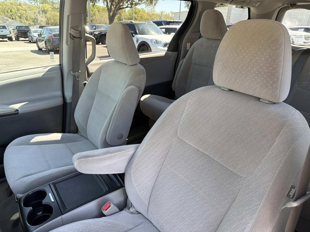 Used 2018 Toyota Sienna LE image 11