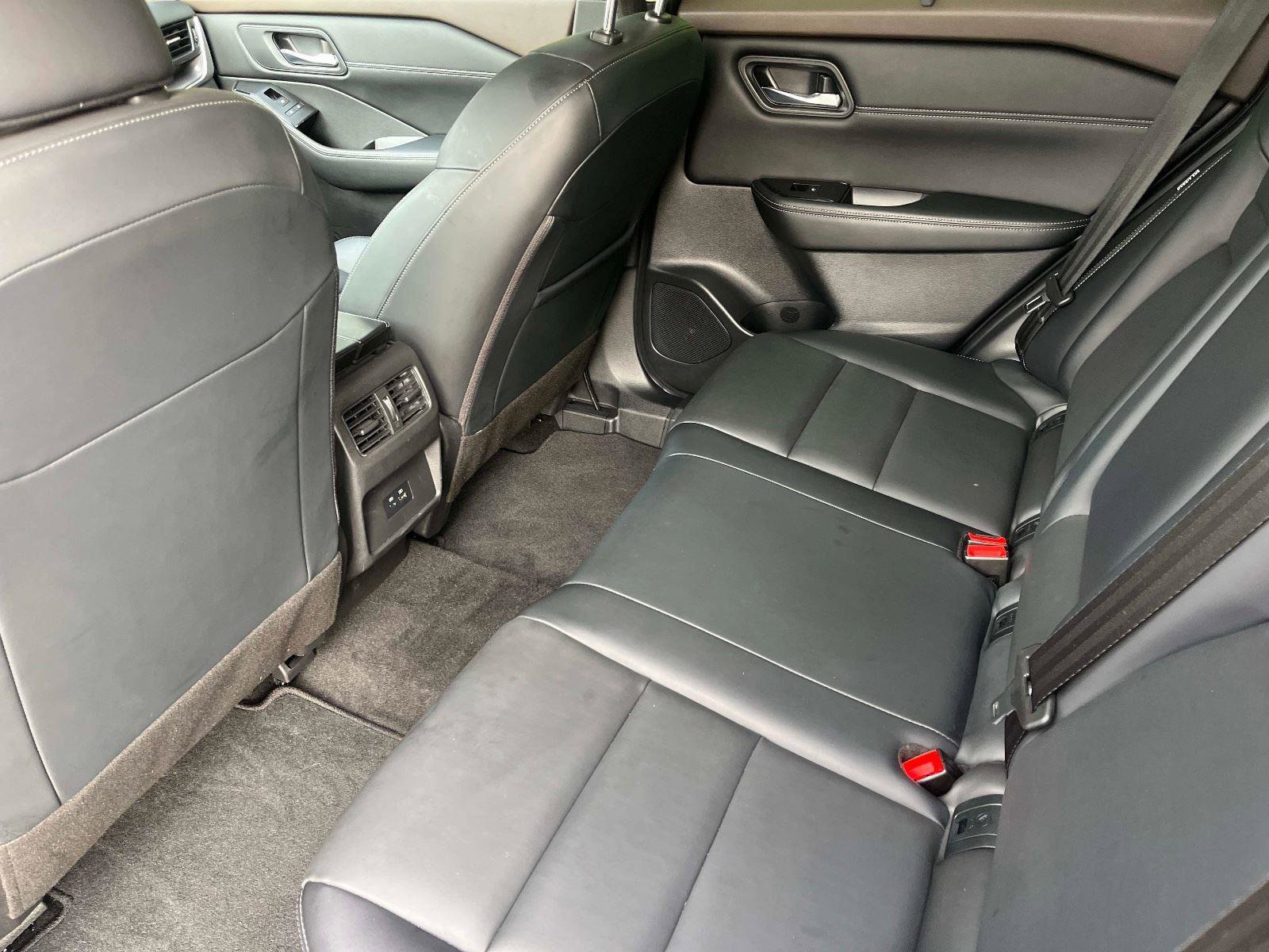 Used 2023 Nissan Rogue SV w/ SV Premium B Package image 14