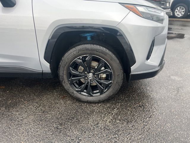 Used 2022 Toyota RAV4 SE image 2