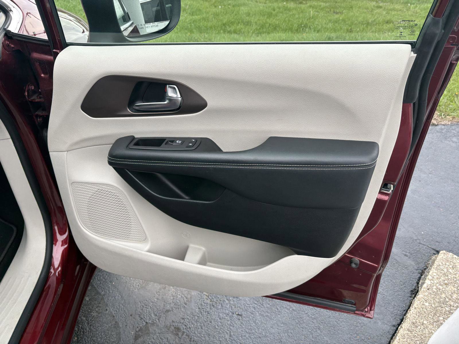 Used 2023 Chrysler Voyager LX image 18