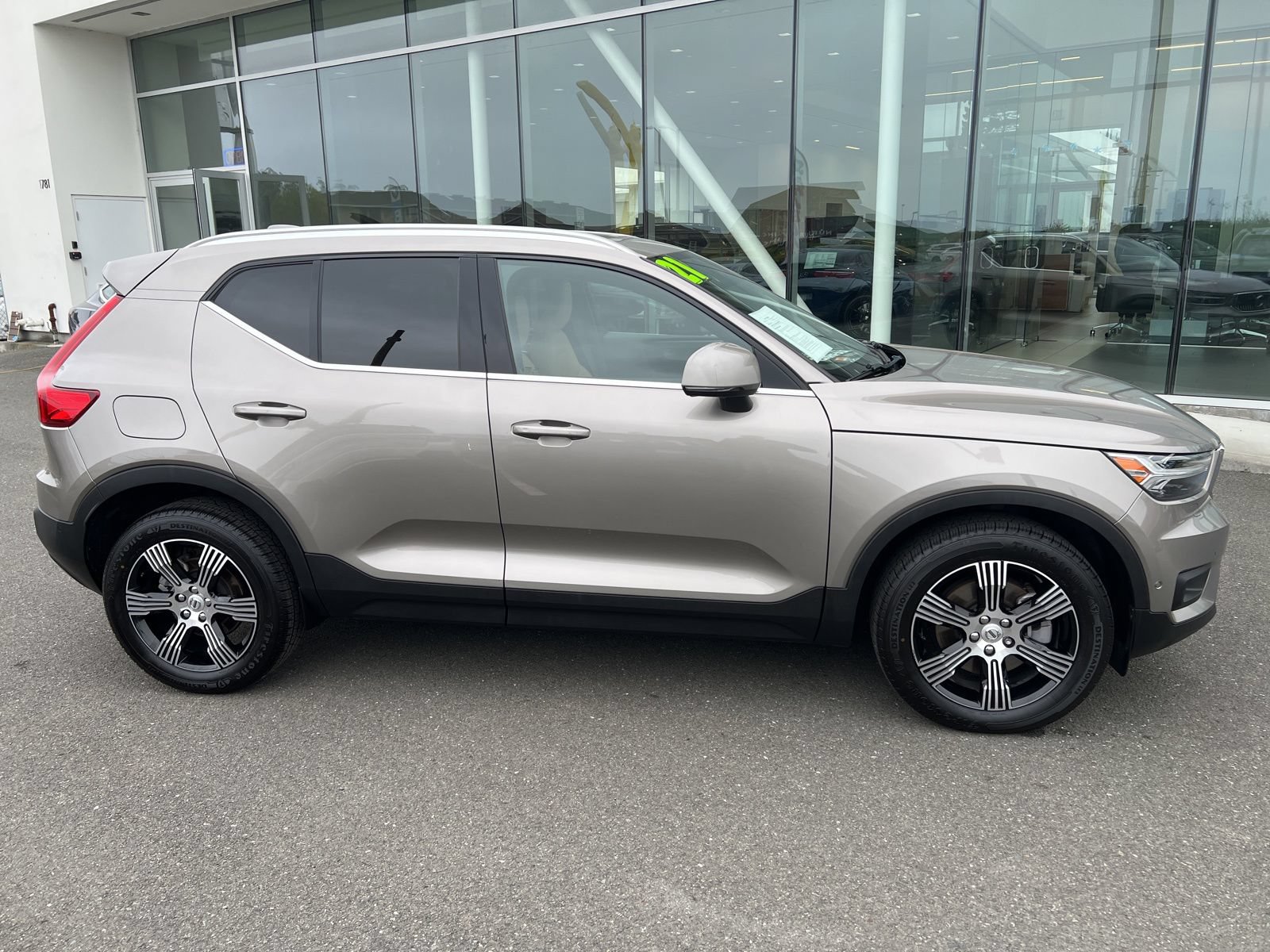 Used 2021 Volvo XC40 T4 Inscription FWD image 3