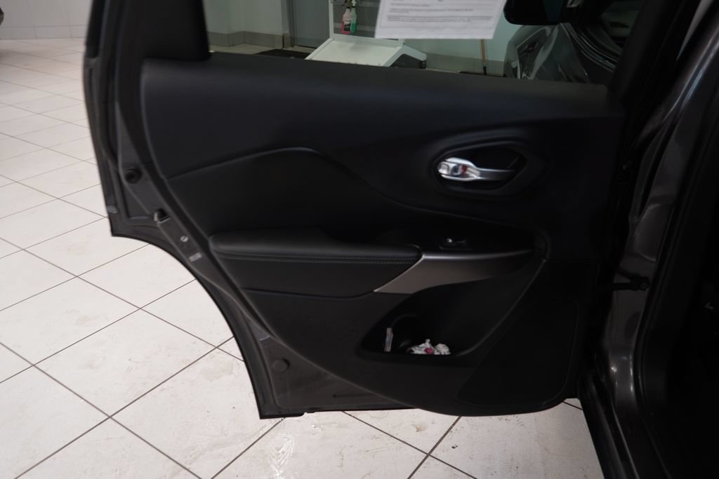 Used 2019 Jeep Cherokee Limited AWD/4WD image 17