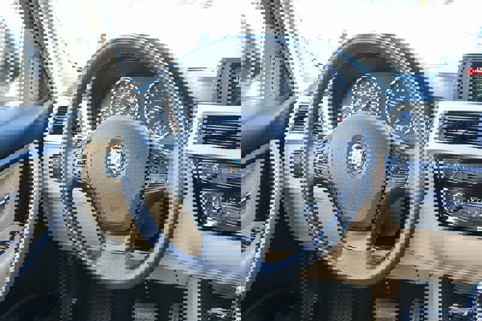 Used 2018 BMW 320i Sedan RWD image 16