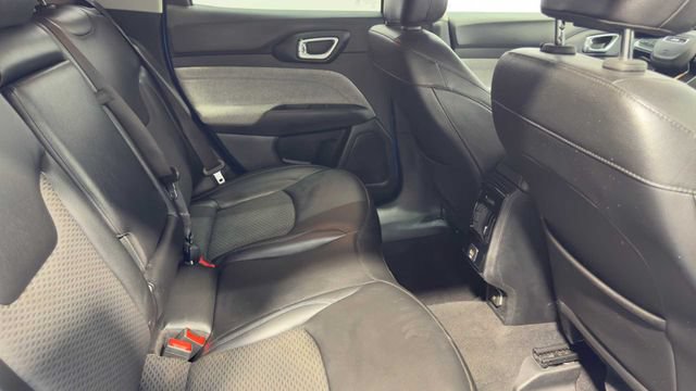 Used 2022 Jeep Compass Latitude FWD image 16
